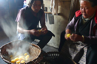 Preparing aloo in the Khumbu region of Nepal